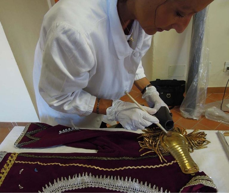 costume durante l'intervento di restauro, pulitura parti metalliche - ph.: R.T. Restauro Tessile